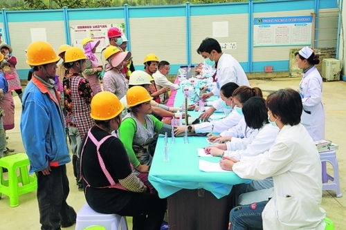 工地上的健康守护 医护人员进工地义诊，关怀一线劳动者